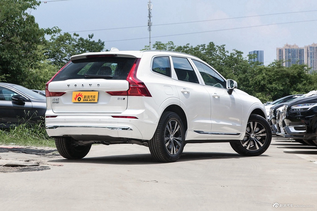 2025款沃尔沃XC60 B5 四驱智逸豪华版