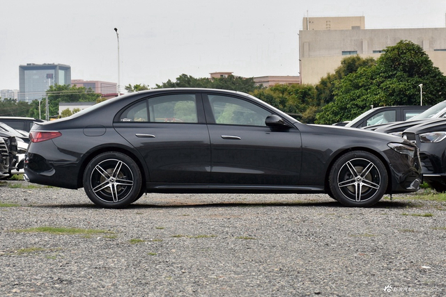 2025款奔驰E级(进口) E 260 运动版