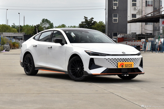 2025款长安UNI-V 1.5T 500Bar尊贵运动型