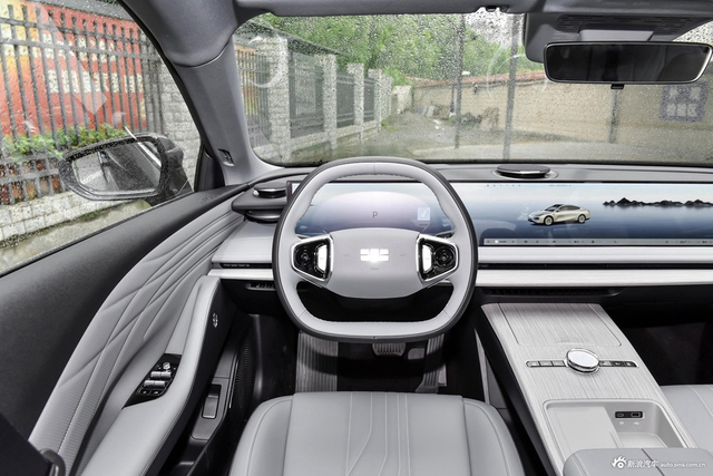 2024款银河E8 550km 两驱龙腾版