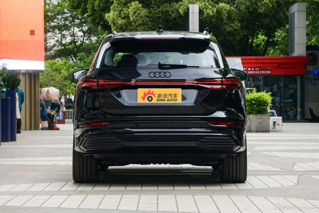 2023款奥迪Q5 e-tron 40 e-tron 闪耀型 机甲套装