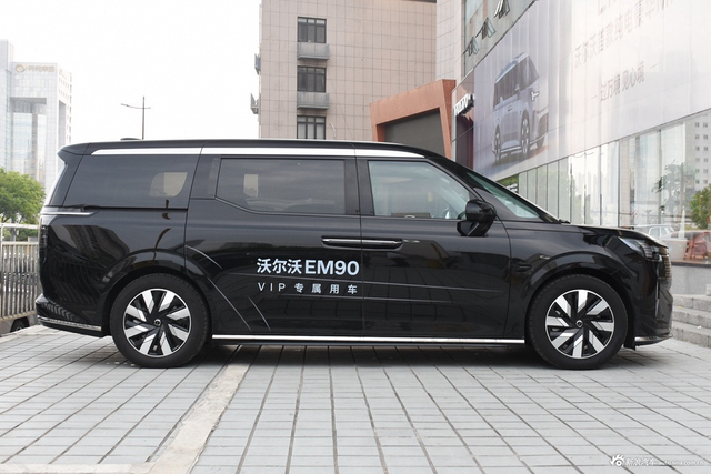 2025款沃尔沃EM90 Ultra