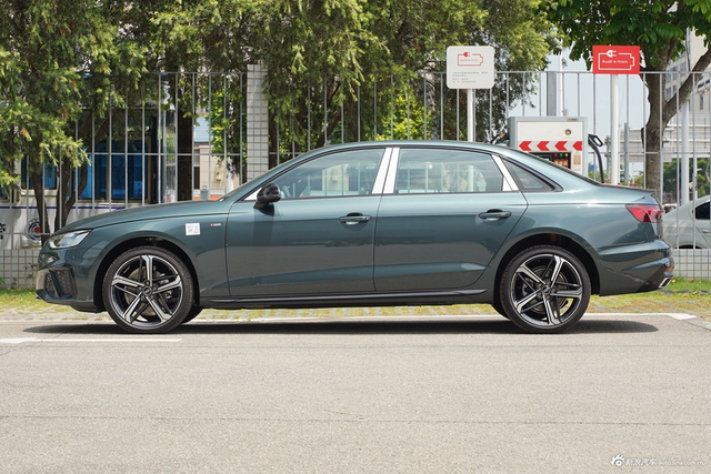 2025款奥迪A4L 200万辆悦享版 40 TFSI 豪华动感型