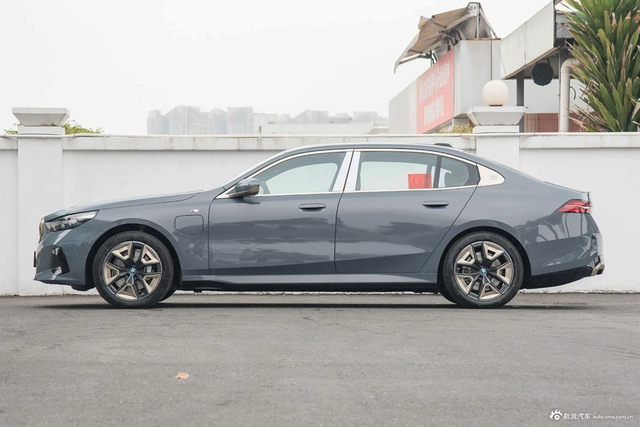 2024款宝马i5 eDrive 35L M运动套装
