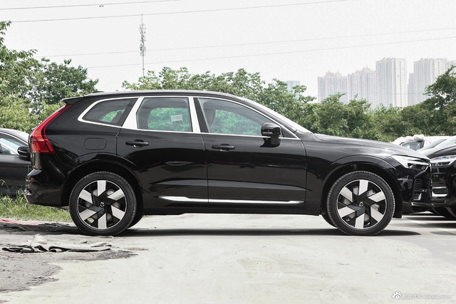 2025款沃尔沃XC60 插电式混合动力 智雅豪华版