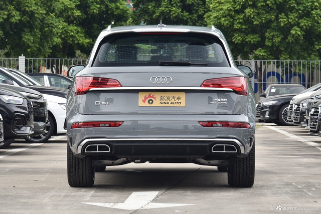 2026款奥迪Q5L 45周年典藏版 40 TFSI 时尚动感型
