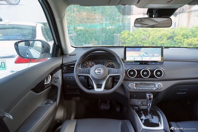 2025款奇骏荣誉2.0L 两驱领先版