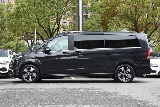 2022款奔驰V级 V 260 L 长轴距尊贵版