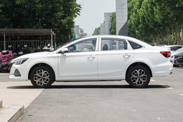 2022款荣威i6 MAX EV600 天幕尊享版