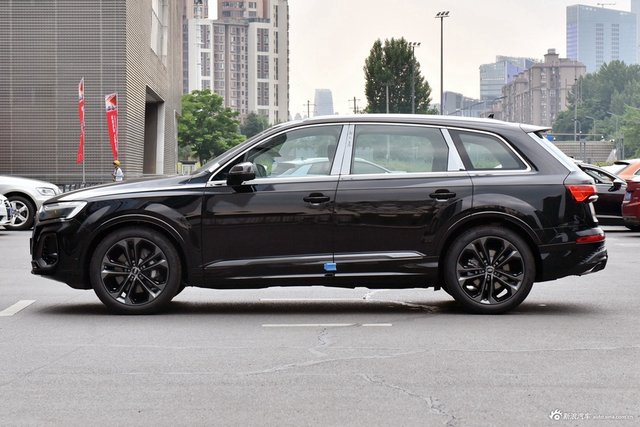 2025款奥迪Q7 55 TFSI quattro S line运动型