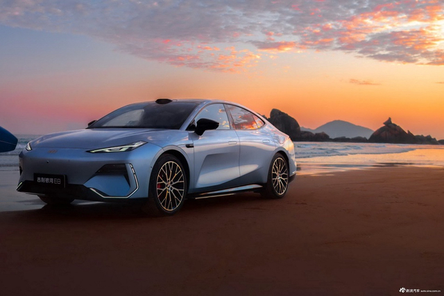 2025款银河E8 620km 四驱星舰激光雷达智驾版