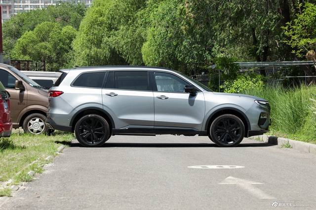 2023款领裕 EcoBoost 225 黑曜倾橙版尊领型PLUS 7座（2/2/3）