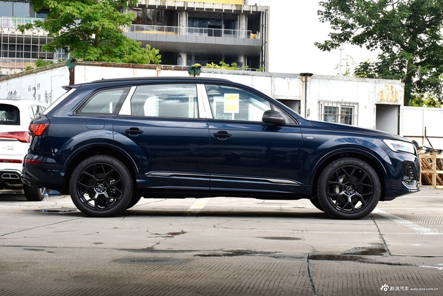2025款奥迪Q7 45 TFSI quattro S line黑武士型