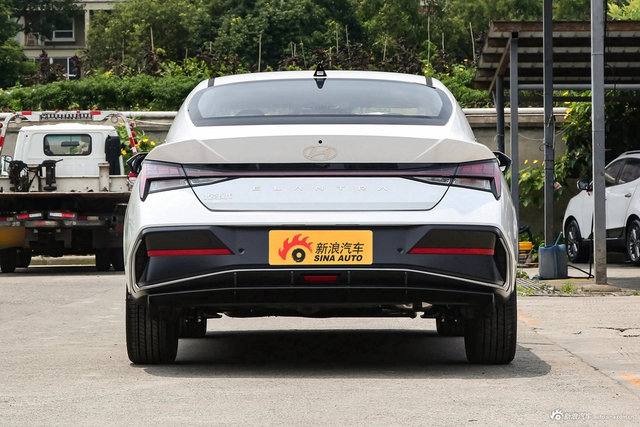 2023款伊兰特 1.5L CVT LUX尊贵版