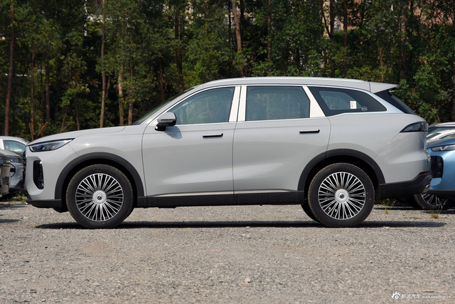 2024款瑞虎8 L 2.0T 两驱尊贵版 7座