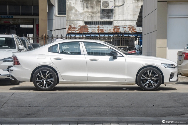 2024款沃尔沃S60 B5 智雅运动版