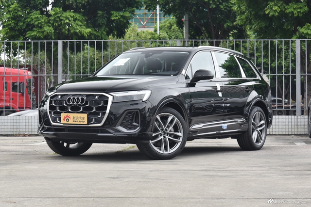 2025款奥迪Q7 45 TFSI quattro S line运动型7座