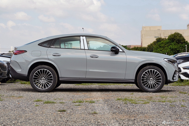 2025款奔驰GLC轿跑 GLC 300 4MATIC轿跑SUV