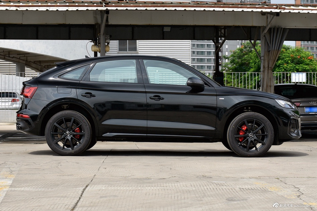 2025款奥迪Q5L Sportback 45周年典藏版 40 TFSI 豪华型