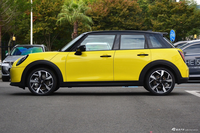 2025款MINI 2.0T COOPER S 艺术家 五门版
