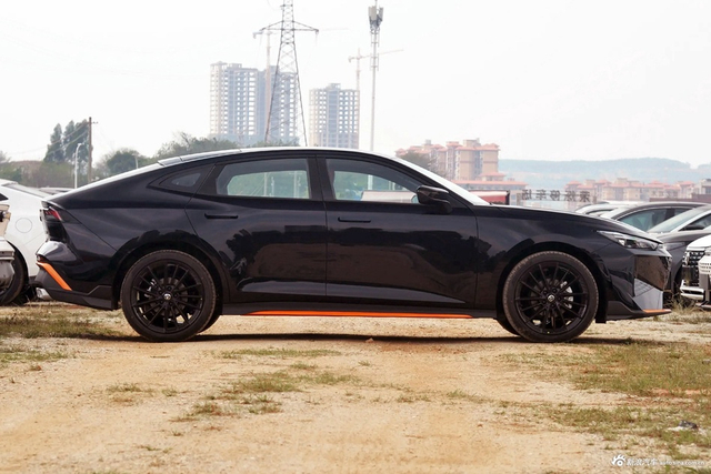 2024款长安UNI-V 1.5T 尊贵运动型