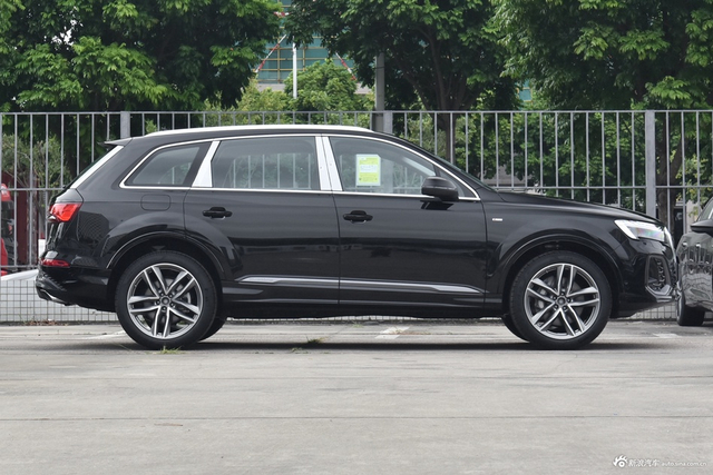 2025款奥迪Q7 45 TFSI quattro S line运动型7座