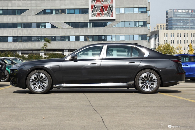 2023款宝马i7 eDrive50L 领先豪华套装
