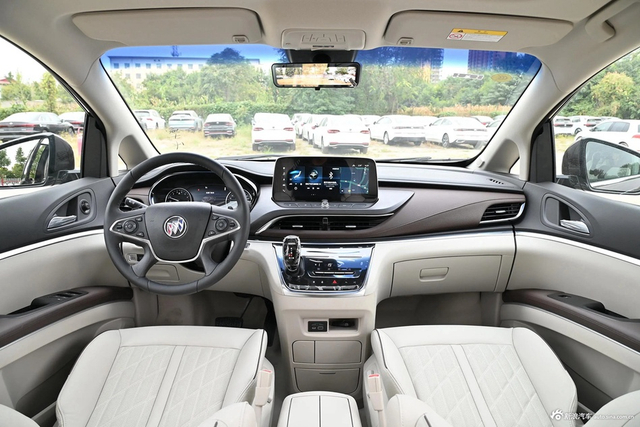 2023款别克GL8 陆上公务舱 652T 尊贵型