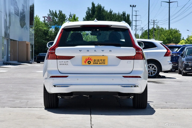 2024款沃尔沃XC60 T8 插电混动 长续航四驱智雅豪华版