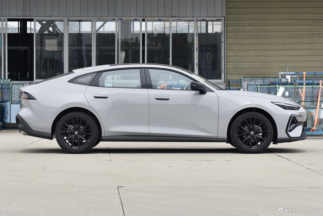 2025款长安UNI-V 第三代 1.5T 500Bar尊贵型