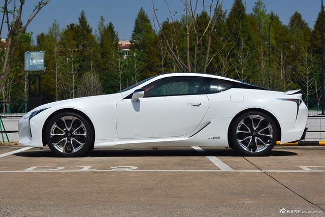 2020款雷克萨斯LC 500h 运动版