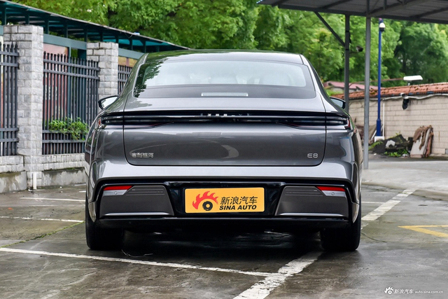 2024款银河E8 550km 两驱龙腾版