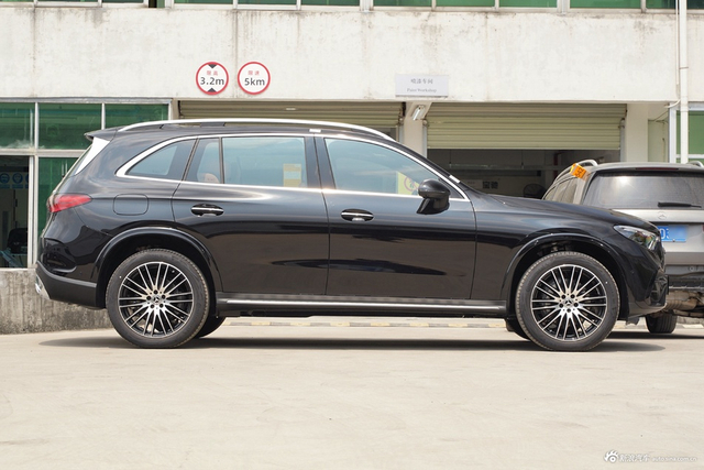 2025款奔驰GLC改款 300 L 4MATIC 豪华型 7座