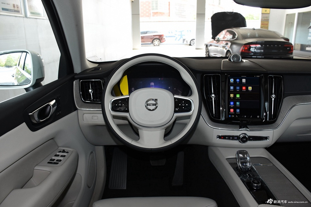 2025款沃尔沃XC60 B5 四驱智远豪华版