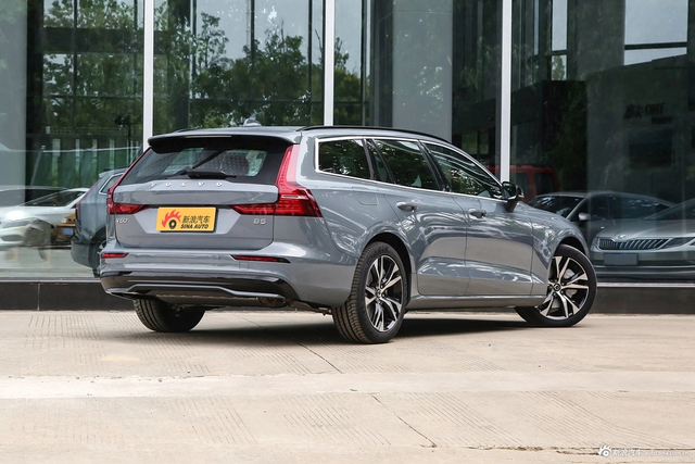 2024款沃尔沃V60 B5 智远运动版