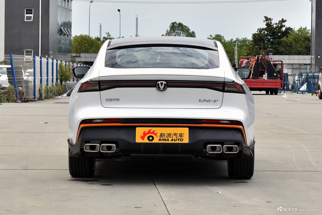 2025款长安UNI-V 1.5T 500Bar尊贵运动型