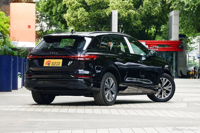 2023款奥迪Q5 e-tron 40 e-tron 闪耀型 机甲套装