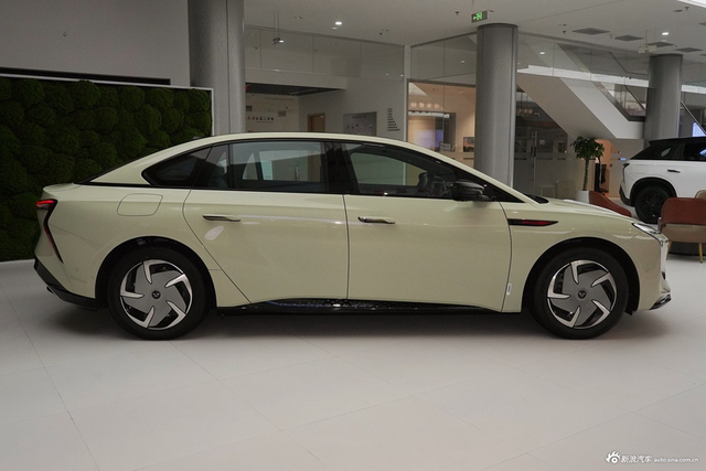 2025款红旗EH7 690 智选版