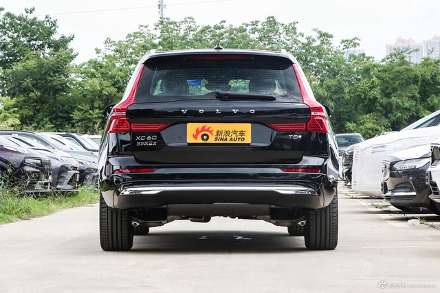 2025款沃尔沃XC60 插电式混合动力 智雅豪华版