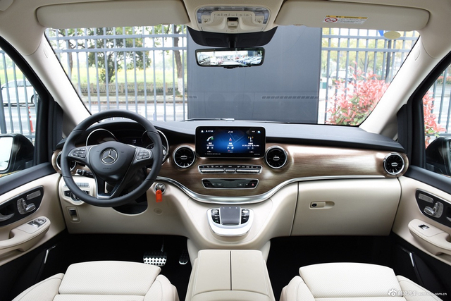 2022款奔驰V级 V 260 L 长轴距尊贵版