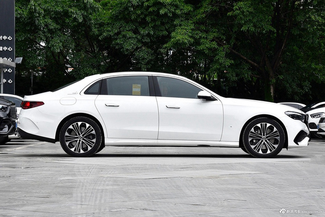 2024款奔驰E 350 e L 插电式混合动力运动轿车