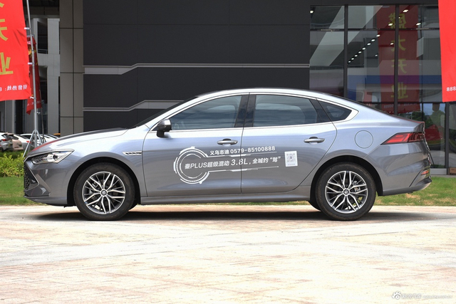 2024款秦PLUS DM-i 荣耀版 120KM超越型