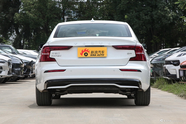 2025款沃尔沃S60 B4 智远运动版