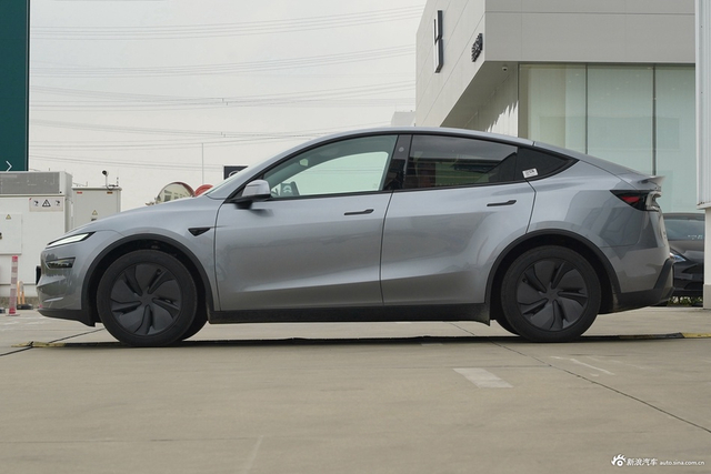 2025款Model Y 后轮驱动版