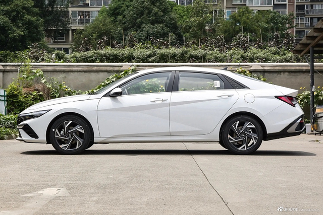 2023款伊兰特 1.5L CVT LUX尊贵版