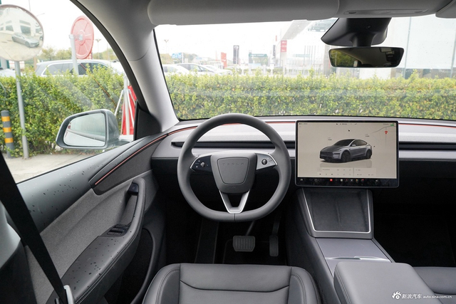 2025款Model Y 后轮驱动版