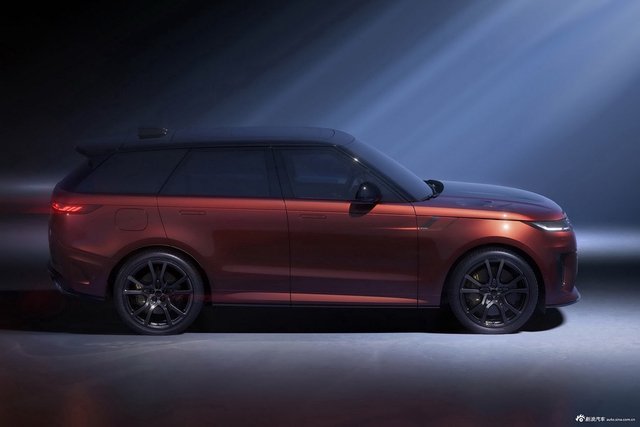 2025款揽胜运动 4.4 V8 SV Carbon 官图