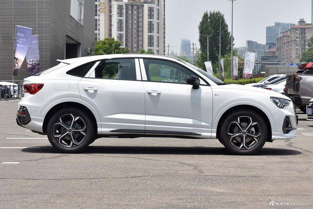 2025款奥迪Q3 Sportback quattro45周年典藏版 40TFSI 时尚型