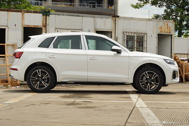 2025款奥迪Q5L 45周年典藏版 40 TFSI 时尚动感型