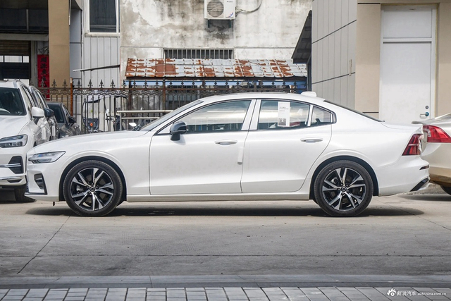 2024款沃尔沃S60 B5 智雅运动版